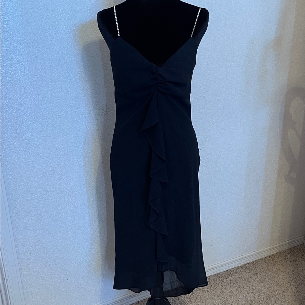 Elegant Black Sleeveless Dress - Picture 1 of 12
